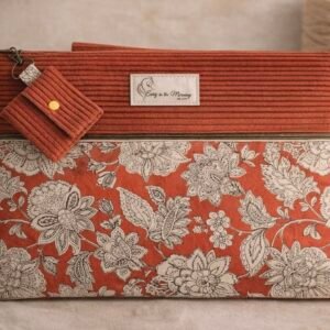 Housse pour ordinateur artisanale en velours côtelé terracotta et coton fleuri style indien crème et rouille, avec fermeture éclair dorée, fabriquée à la main par Early in the Morning by MS