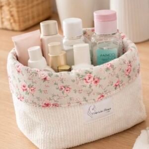 Panier de rangement artisanal en velours côtelé blanc avec bordure en coton fleuri petites roses roses, rempli de produits de soin, fabriqué à la main par Early in the Morning by MS