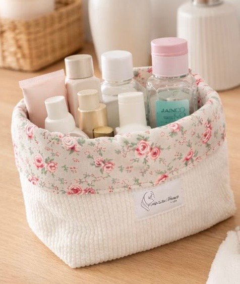 Panier de rangement artisanal en velours côtelé blanc avec bordure en coton fleuri petites roses roses, rempli de produits de soin, fabriqué à la main par Early in the Morning by MS