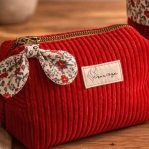 Trousse de toilette artisanale en velours côtelé rouge avec nœud liberty fleuri et doublure intérieure coordonnée, fabriquée à la main par Early in the Morning by MS