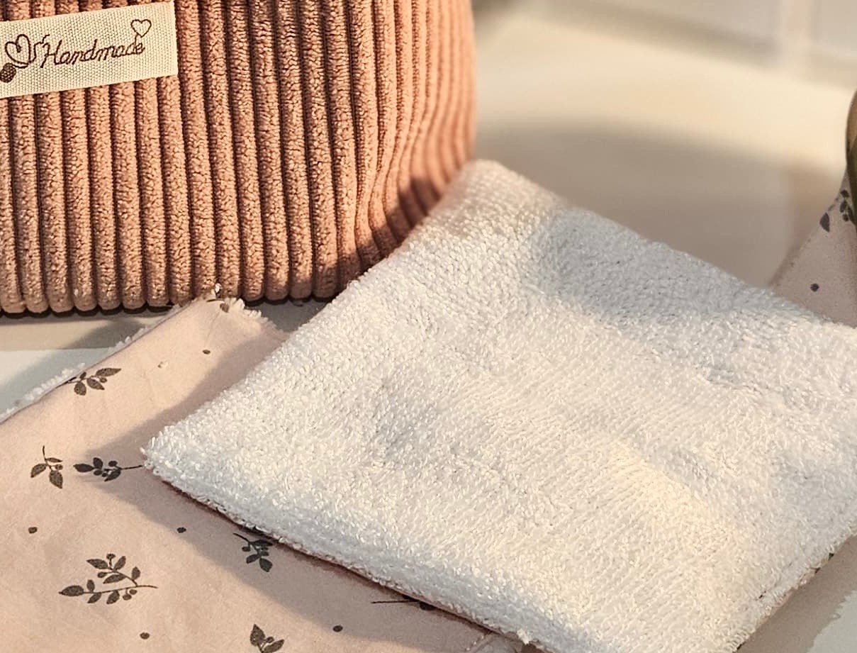 Corbeille artisanale en velours côtelé vieux rose avec bordure fleurie et 8 carrés démaquillants lavables en coton éponge bambou, fabriquée à la main par Early in the Morning by MS