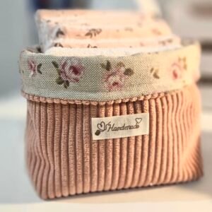 Corbeille artisanale en velours côtelé vieux rose avec bordure fleurie et 8 carrés démaquillants lavables en coton éponge bambou, fabriquée à la main par Early in the Morning by MS