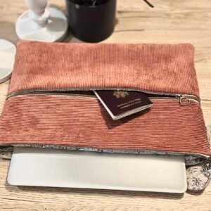 Housse ordinateur velours côtelé vieux rose toile de Jouy avec ordinateur