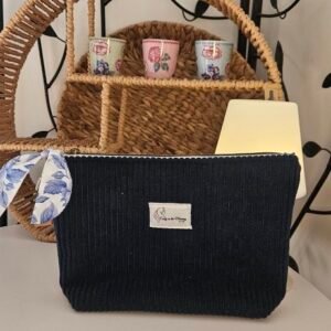 Pochette souple et zippée, pensée pour garder les essentiels du quotidien bien rangés et faciles à retrouver.