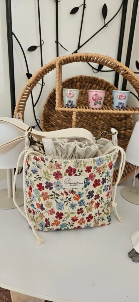 Petit sac artisanal en tissu fleuri avec anses en velours côtelé beige – fait main par Early in the Morning by MS