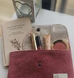 Pochette de rangement en toile de coton texturée effet jean, avec intérieur en lin imprimé visages. Dimensions : environ 22 x 16 cm. Idéale pour maquillage, stylos ou petits accessoires.